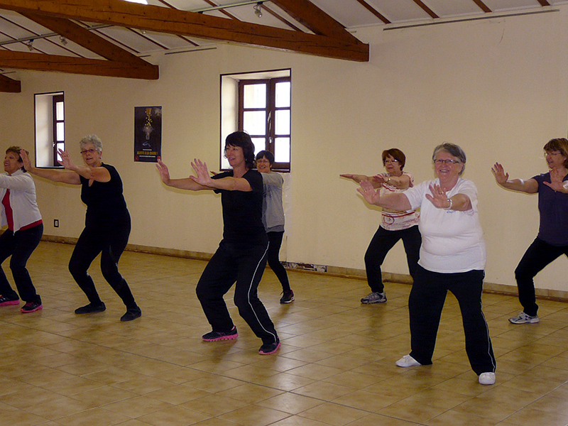 Groupe de femmes pratiquant les exercices de gym