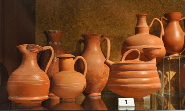 Plusieurs poteries sont exposées