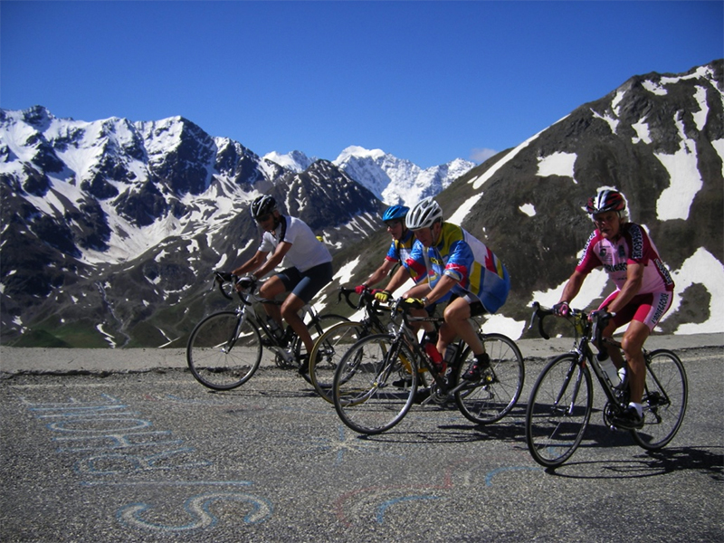 Un groupe de cyclistes à l'assaut des montagnes